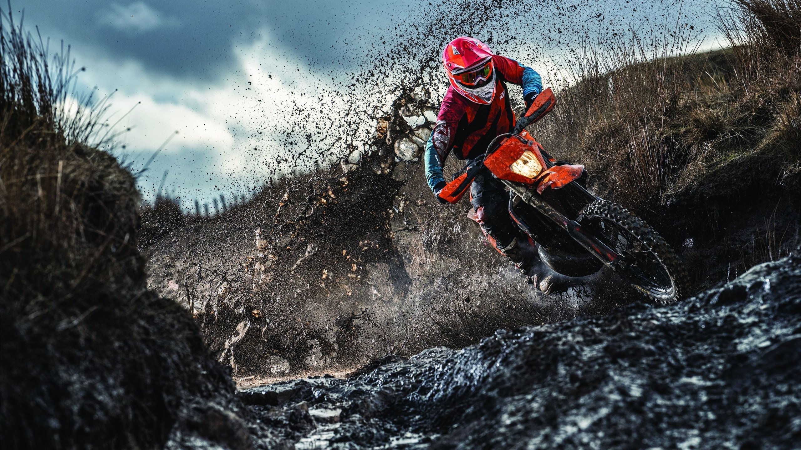 “沿海飙风：海岸线上的极速狂飙”，沿海岸线奔跑